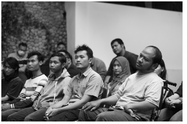 KOMUNIKASI DAN MOMEN PEMBERONTAKAN