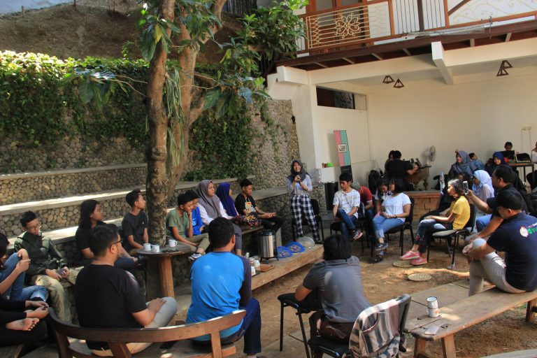 BAHAGIA DENGAN TIDAK OVER THINKING