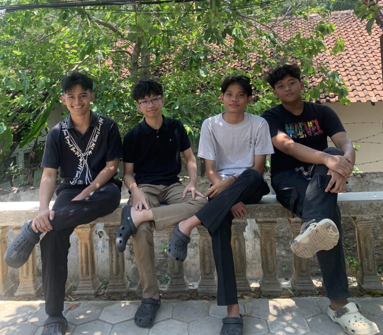 Membangun Rasa Aman dalam Keluarga Agar Remaja Tidak Mencari Pelarian di Luar Rumah 